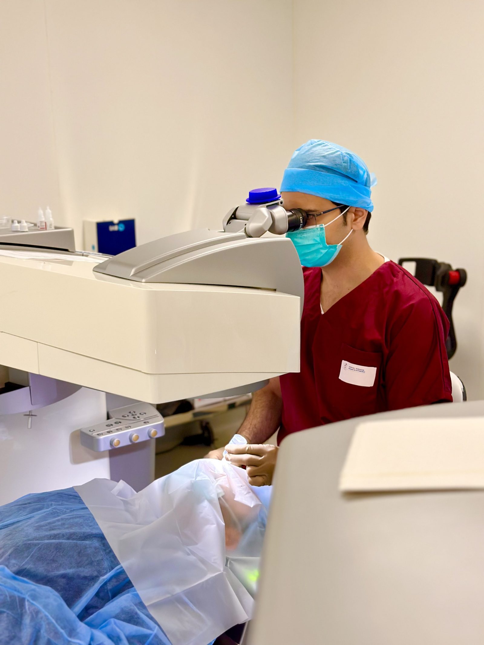 Le Dr Adrien Mazharian au bloc opératoire
