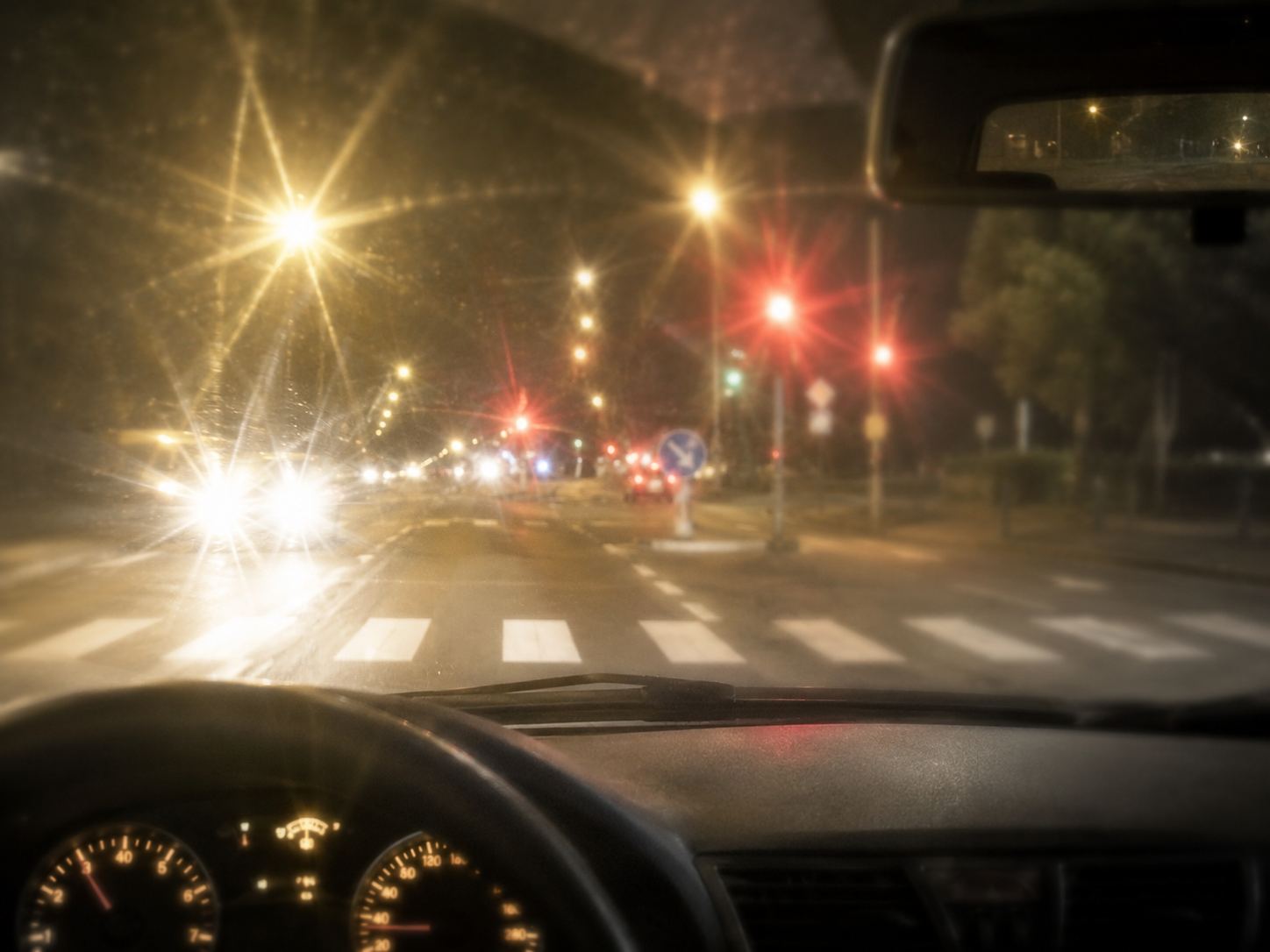 Conduite de nuit avec halos et éblouissement autour des phares et des feux — mauvaise qualité visuelle malgré une acuité conservée