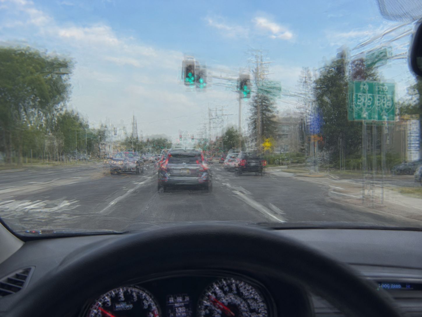 Simulation de la vision au volant avec un kératocône : feux tricolores et panneaux dédoublés, contours qui bavent