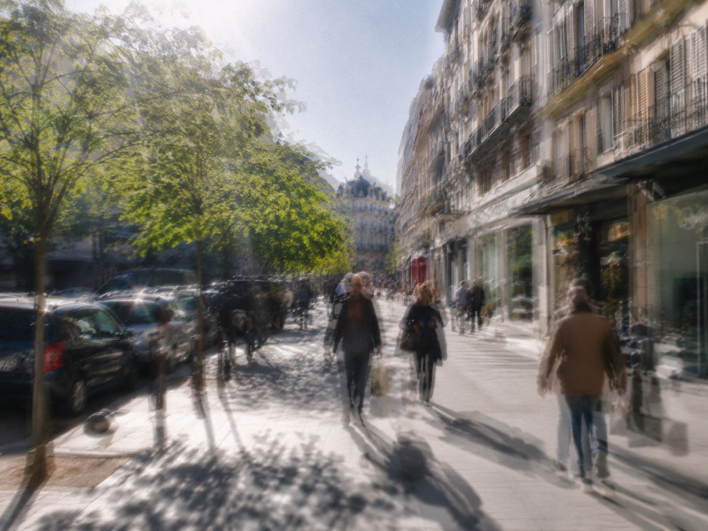 Simulation de la vision d'un patient atteint de kératocône dans une rue : contours dédoublés et images fantômes autour des silhouettes et des façades