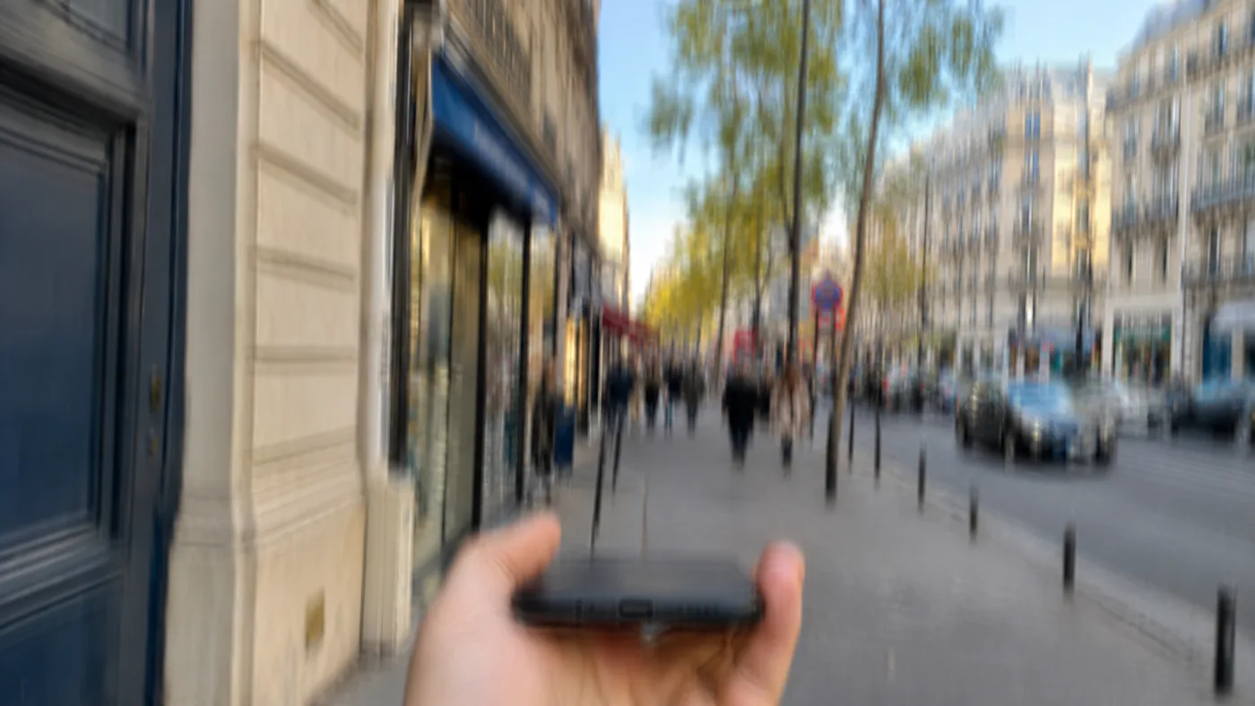 Simulation d'un astigmatisme myopique non corrigé : image étirée et dédoublée dans un axe, contours qui filent